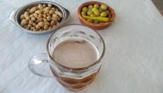 Cacahuetes y encurtidos acompañados por una cerveza en un 'esmorzaet' valenciano.