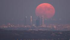 La superluna de agosto sobre el skyline de Madrid