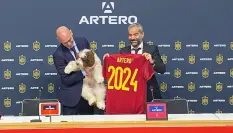 'Musa', en su presentación oficial 'con' Rubiales y el responsable de la empresa Artero