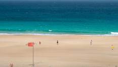 Playa con bandera roja en junio de 2023 en Fuerteventura (Las Palmas de Gran Canaria).