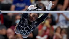 Simone Biles durante el ejercicio en paralelas.