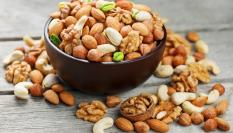 Un bol lleno de frutos secos.