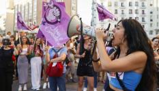 Una joven participa en la manifestación de apoyo a Jenni Hermoso