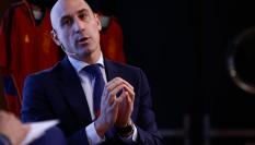 Gesto de Luis Rubiales en un acto