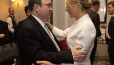 Miquel Iceta y Yolanda Díaz se saludan en un acto a finales de 2022