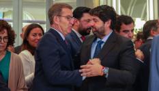 Alberto Núñez Feijóo, líder del Partido Popular, y Fernando López Miras, candidato de ese partido a presidir Murcia, se saludan el 19 de junio de 2023.