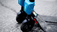 Detalle de un patinete eléctrico.