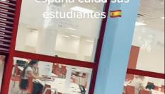 Detalle del vídeo de TikTok grabado fuera de una biblioteca en Murcia