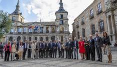 El alto representante de la Unión Europea para Asuntos Exteriores, Josep Borrell, y la ministra española de Defensa, Margarita Robles, posan con ministros europeos y otras personalidades este martes en la Catedral Primada de Toledo ante de asistir a un concierto de órgano, acto inaugural del encuentro informal semestral de los ministros de Defensa de la Unión Europea (UE).