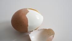 Imagen de archivo de un huevo cocido.