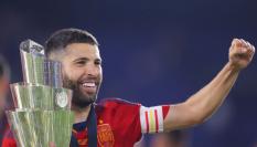 Jordi Alba, en junio, pasea con el trofeo de la UEFA Nations League en la mano.