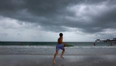 Las nubes que anticipan la llegada de Idalia sobre una playa de Florida.