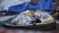 Cadáveres recogidos tras el incendio de un edificio en Johannesburgo.