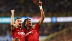 Moi Gomez y Johan Mojica celebran uno de los goles anotados ante el Brujas en Conference League.