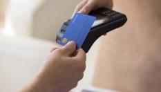 Una persona pagando con tarjeta