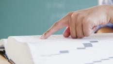 Una persona consultando el diccionario