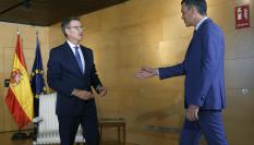 El líder del PP, Alberto Núñez Feijóo, y el presidente del Gobierno en funciones y secretario general del PSOE, Pedro Sánchez, durante la reunión para la investidura del popular.