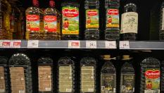 Imagen de archivo de botellas de aceite de oliva en el estante de un supermercado.