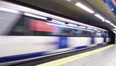 Imagen de archivo de un tren de Metro Madrid en movimiento.