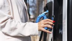 Imagen de archivo de una persona a punto de repostar combustible.