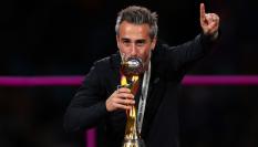 Jorge Vilda posa eufórico con la Copa del Mundo