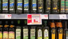 Botellas de aceite de oliva en oferta en el lineal de un supermercado de Madrid el 2 de septiembre de 2023.