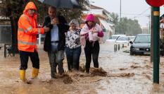 Personal de emergencias griego rescatando a varios ciudadanos de Volos (Magnesia) tras las grandes riadas dejadas por la DANA.
