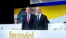 El CEO de Ferrovial, Ignacio Madridejos (izquierda) y el presidente de la compañía, Rafael del Pino (derecha), en la junta general de accionistas el 13 de abril de 2023.