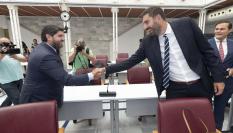 El presidente reelecto de Murcia, Fernando López Miras, saluda al portavoz de Vox en el parlamento murciano, José Ángel Antelo, a su llegada a la segunda sesión del pleno de investidura.
