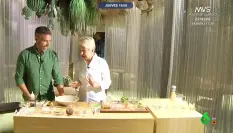 Pablo Ojeda con Susi Díaz elaborando la receta hoy en Más Vale Tarde