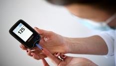 Una persona comprueba un glucómetro