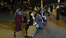 Marroquís en las calles tras el terremoto sucedido en Marruecos esta madrugada