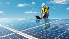 Un instalador de placas solares