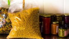 Un paquete de comida cerrado con una pinza.