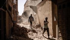 Dos personas caminan sobre los escombros de un edificio dañado dentro de la Medina después del terremoto en Marrakech, Marruecos, este lunes. Un terremoto de magnitud 6.8 que azotó el centro de Marruecos el 8 de septiembre ha matado más de 2.450 personas y otras tantas resultaron heridas, dañando edificios desde pueblos y ciudades de las montañas del Atlas hasta Marrakech, según un informe publicado por el Ministerio del Interior del país.