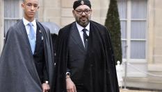 El rey de Marruecos, Mohammed VI, y el príncipe e hijo Moulay, El Hassan, en una imagen de archivo de una visita al Palacio del Elíseo (París) en 2018.