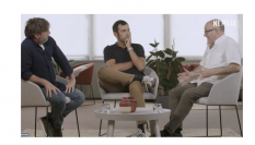 Jordi Évole y Màrius Sánchez charlan con el director del Festival de San Sebastián.