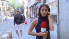 Momento en el que el hombre que le hizo un tocamiento no deseado a la periodista Isabel Balado ('En boca de todos', Cuatro) sigue insistiendo y molestando a la reportera, todavía en directo.