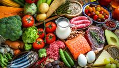 Un bodegón de alimentos.