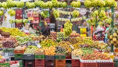 Imagen de archivo de un puesto de venta de fruta en el mercado de Bogotá, Colombia.