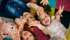 Varios niños jugando.