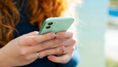 Imagen de archivo de una mujer consultando su teléfono móvil.