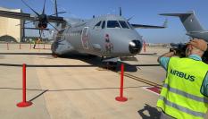 Imagen del avión C295 que Airbus ha fabricado en su planta de Sevilla y que ha sido entregado este miércoles, oficialmente al Ejército de la India, dentro de un contrato que implica entregar 56 aviones del mismo tipo, para comenzar a sustituir su flota de Avros-748, que operan actualmente en el país asiático.