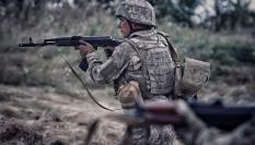 Soldados ucranianos avanzando hacia una posición en algún punto de la operación de contraofensiva del frente este.