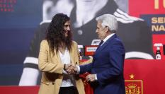 Montse Tomé y Pedro Rocha se saludan en la presentación oficial de la nueva seleccionadora