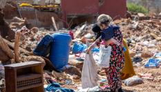 Dos mujeres buscan restos entre los escombros al sur de Marruecos.