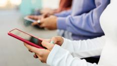 Imagen de archivo de adolescentes utilizando teléfonos móviles.