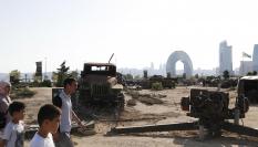 Parque de la capital de Azerbaiyán, Baku, en el que pueden verse restos del último conflicto armado en la zona del Karabaj.