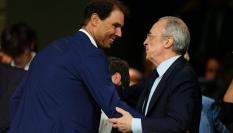 Rafa Nadal saluda a Florentino Pérez en el partido entre Real Madrid y la Real Sociedad