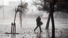 Un hombre camina en medio de un temporal en Barcelona